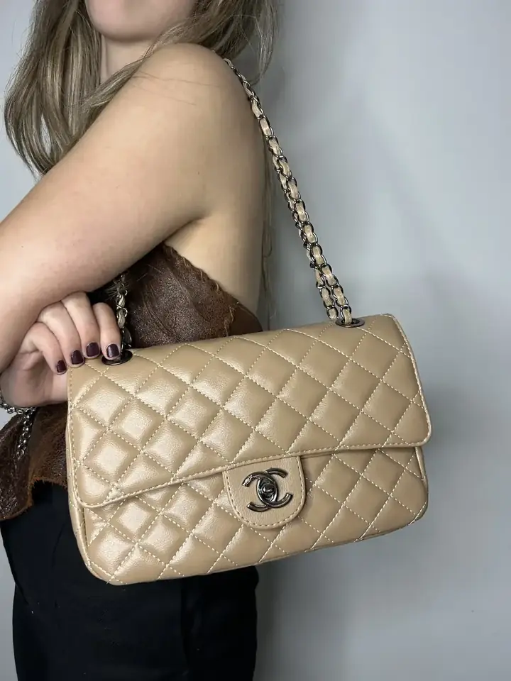 clásica Chanel camel