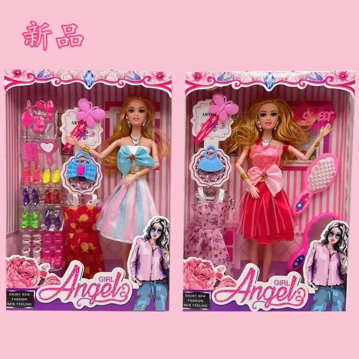 Muñeca articulada de 33 cm con variedad de accesorios y vestimenta.