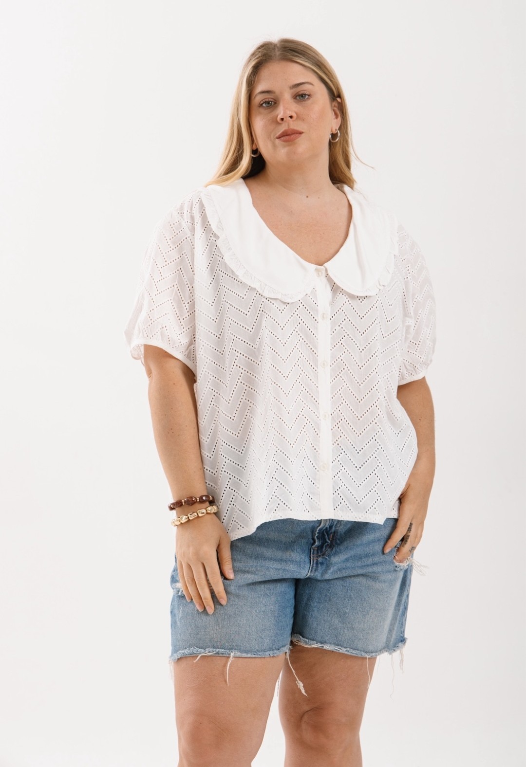 Blusa con botones broderie