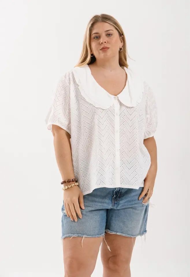 Blusa con botones broderie