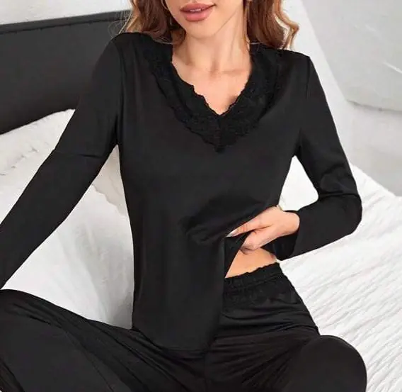 Remera negra encaje en escote