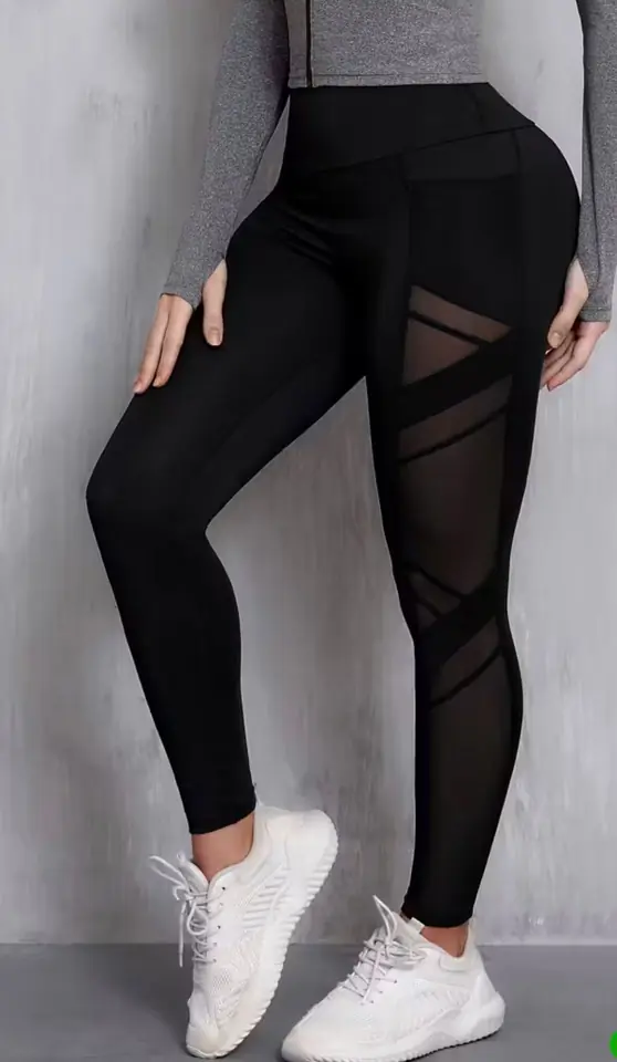 Calza deportiva negra con transparencias y bolsillo