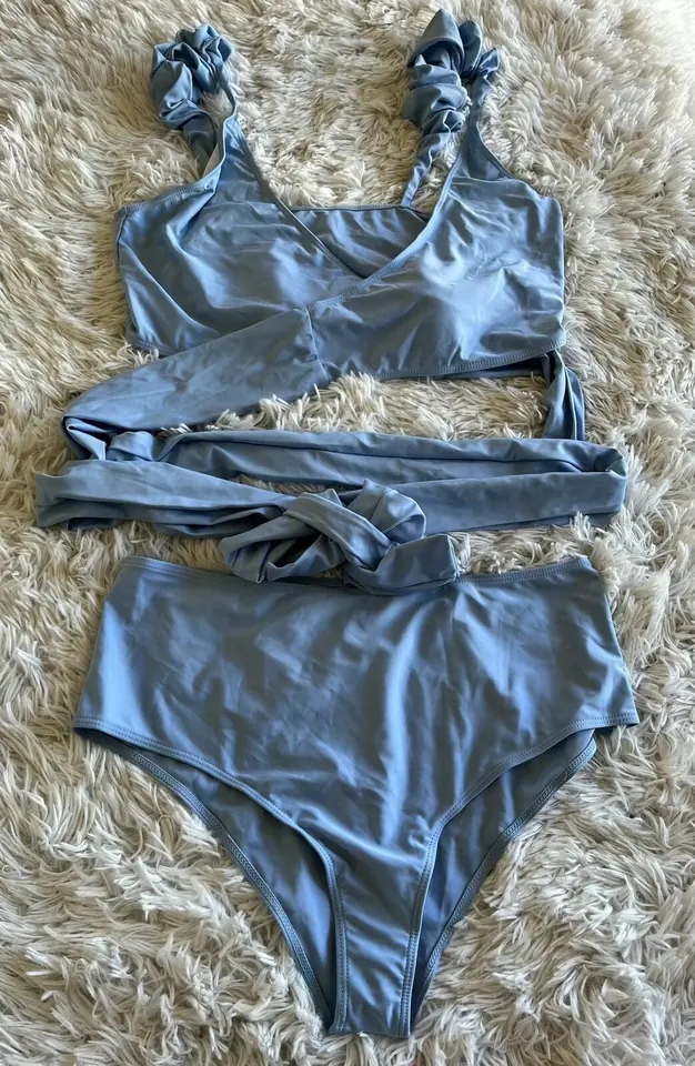Bikini celeste cruzada con lazos cruzados