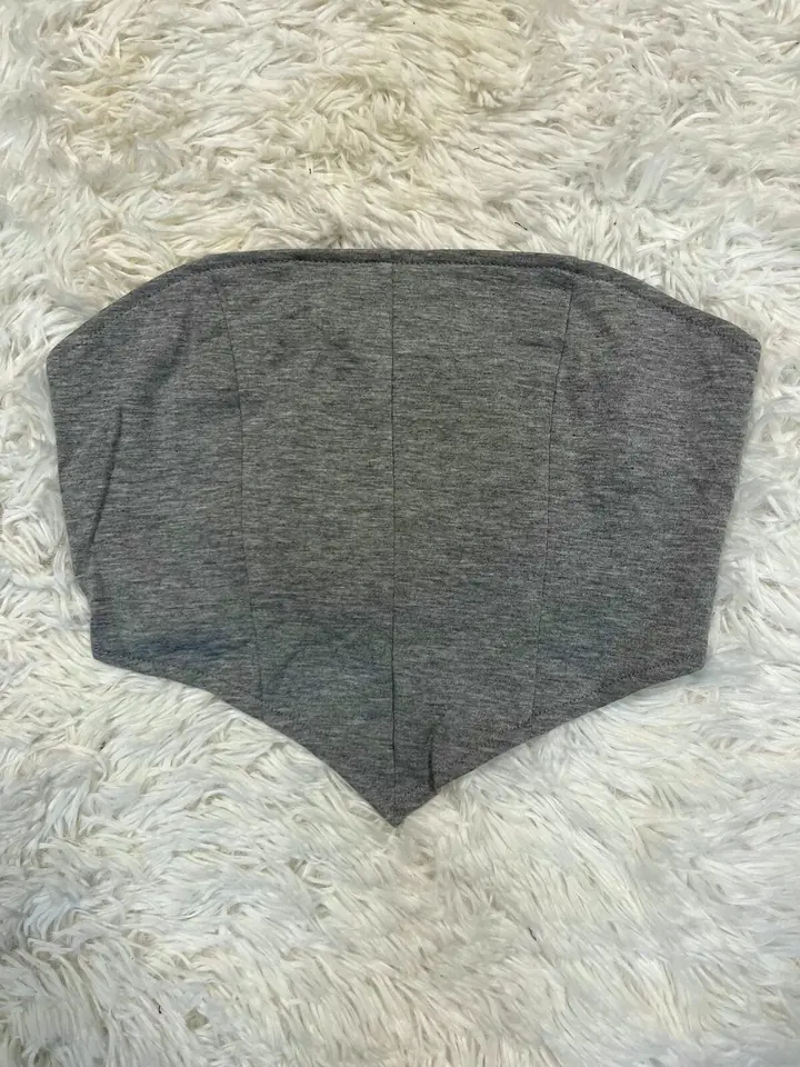Top gris con forma de corset