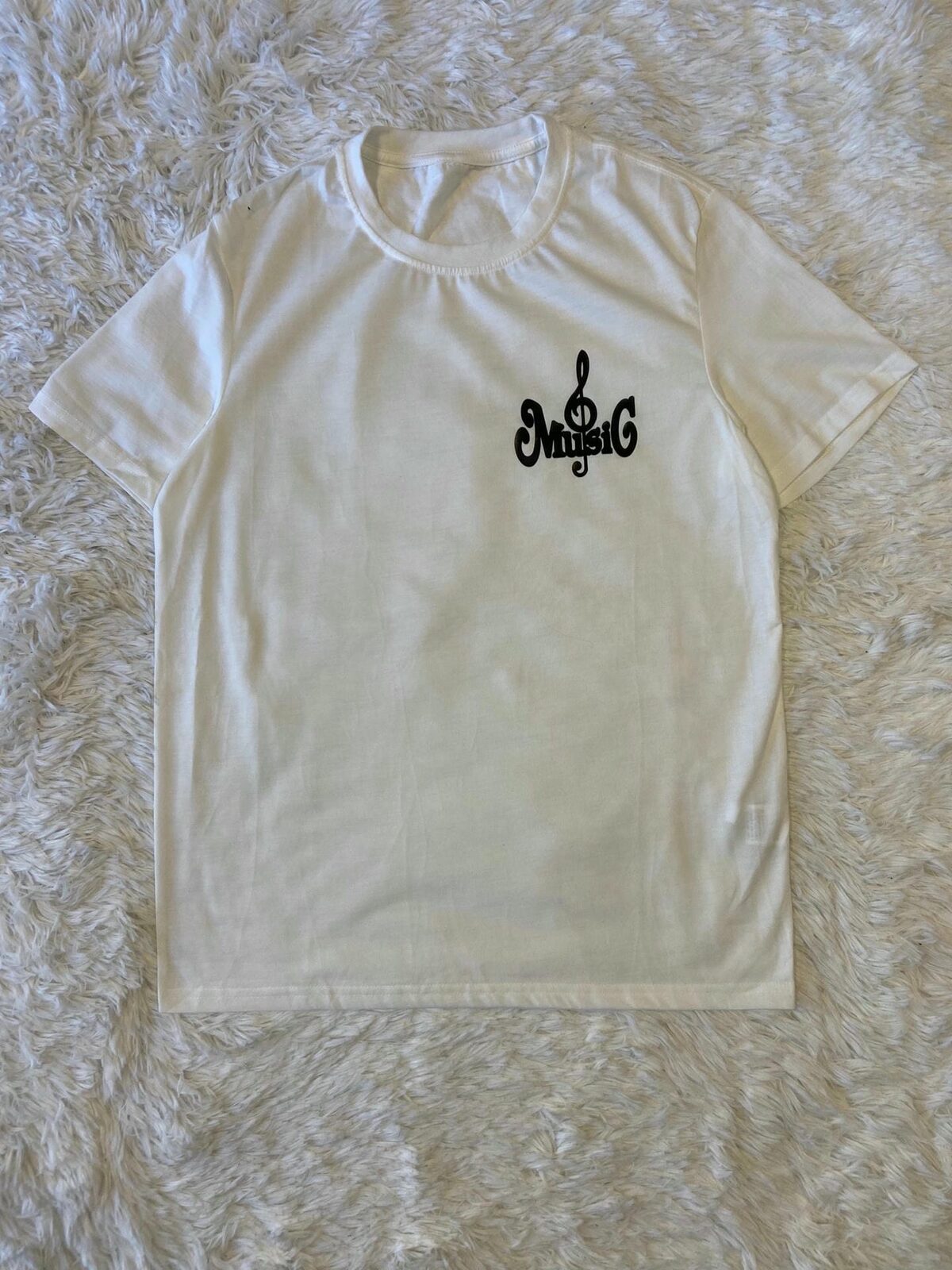 Remera blanca estampado music