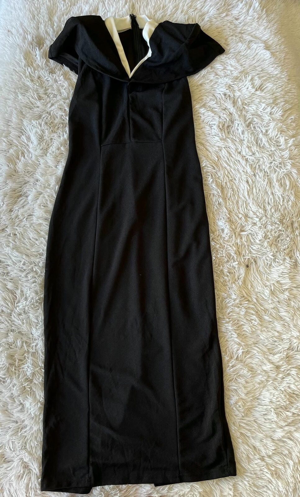 Vestido largo negro cuello blanco