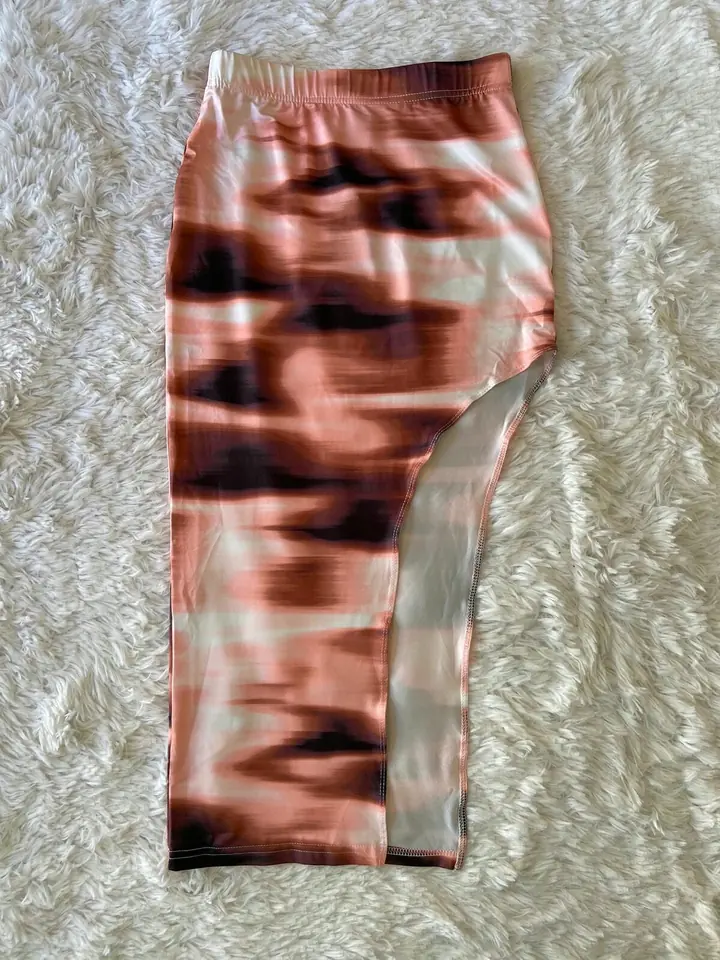 Falda larga con corte estilo tie dye