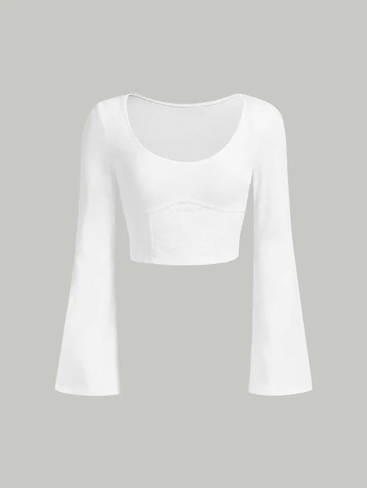 Top blanco con encaje manga acampanada