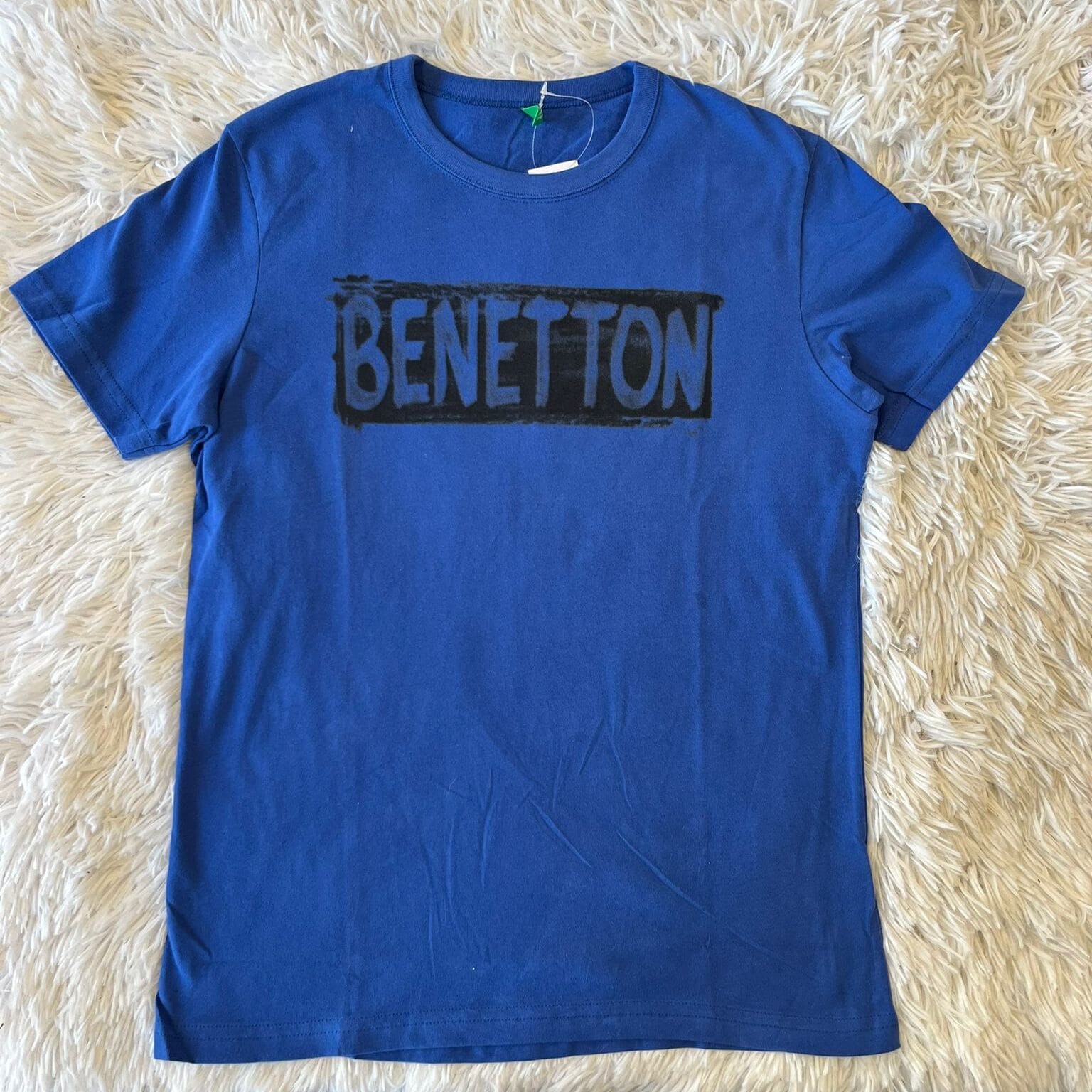 Remera azul benetton en negro
