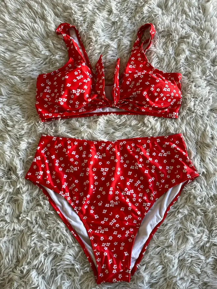 Bikini roja flores blancas