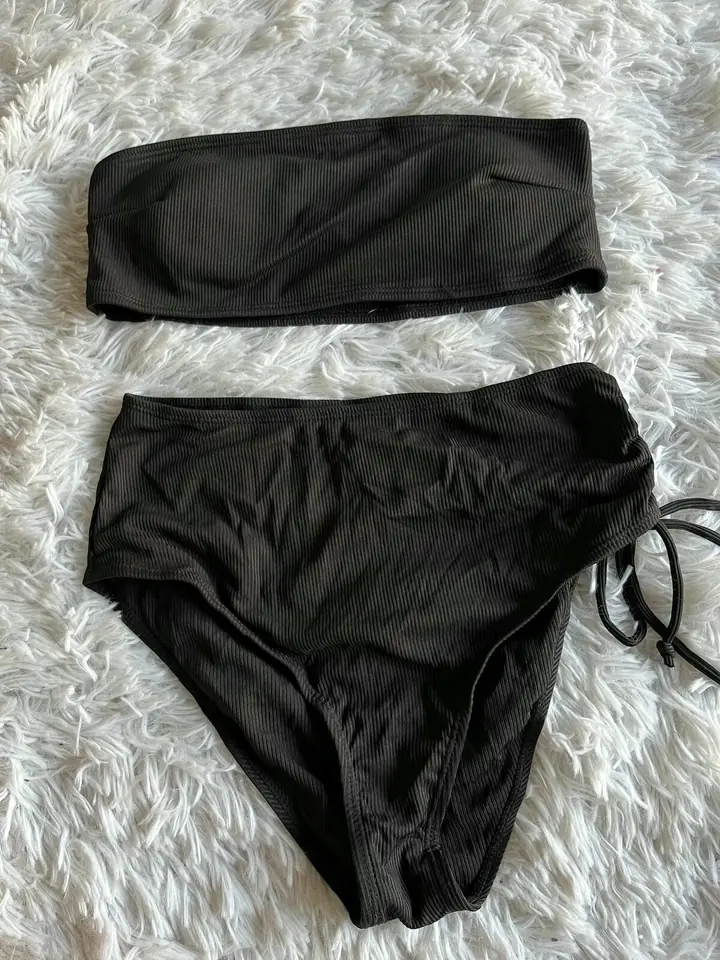 Bikini negra bandeau tiro alto