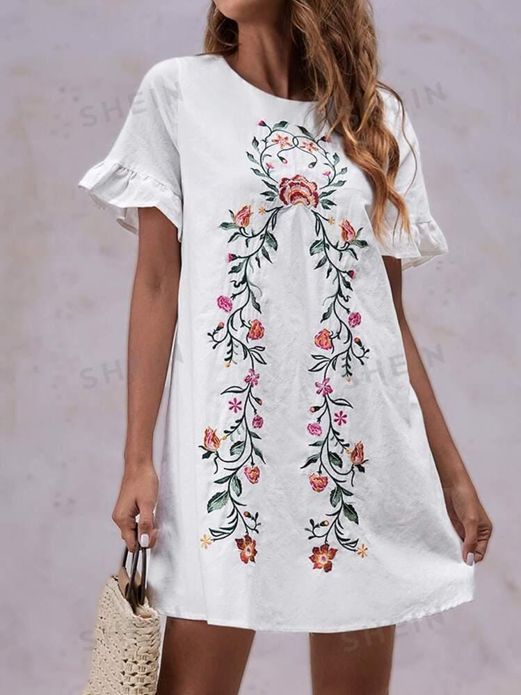 Vestido blanco corto con ramas verdes y flores