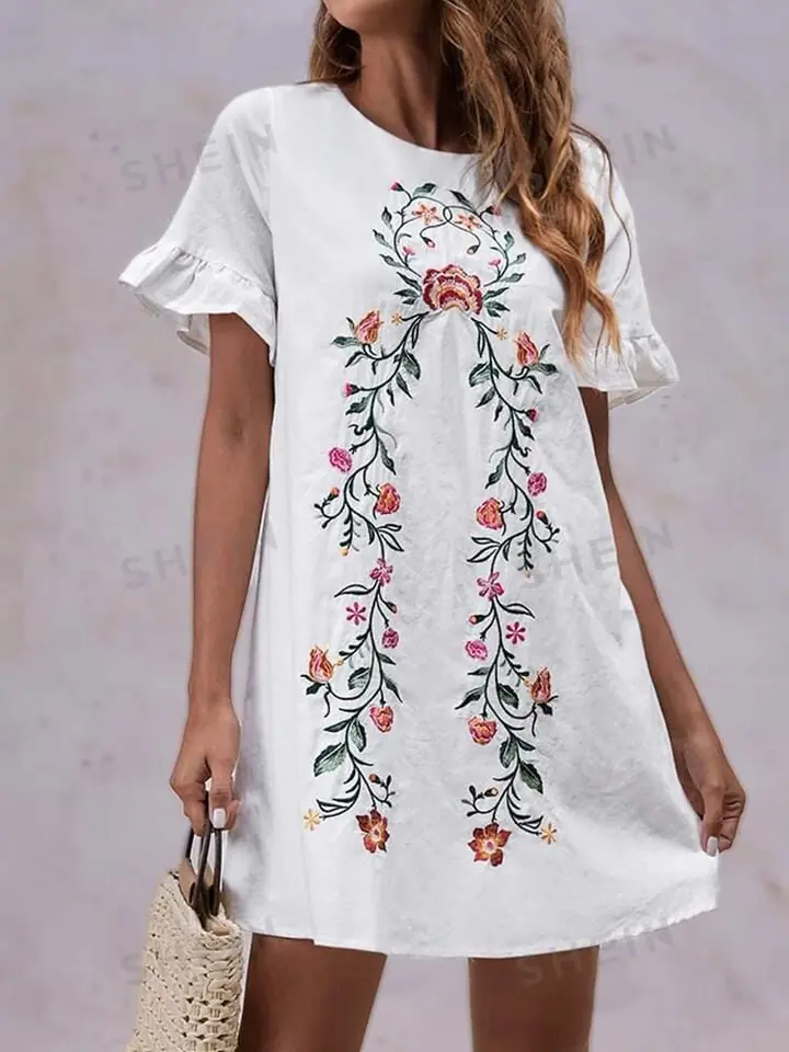 Vestido blanco corto con ramas verdes y flores