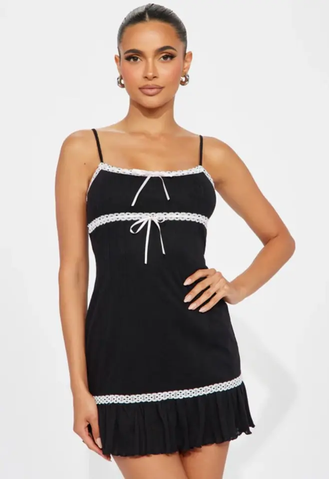 Vestido negro corto tiras detalles en encaje blanco