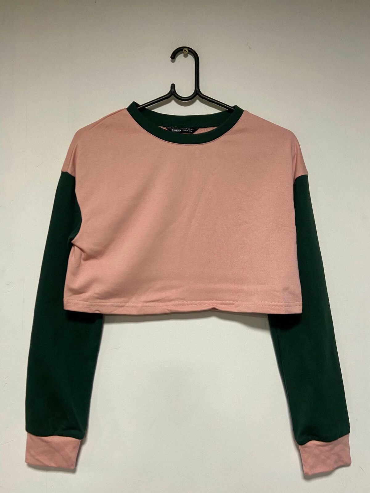Crop top sin felpa rosa mangas verdes