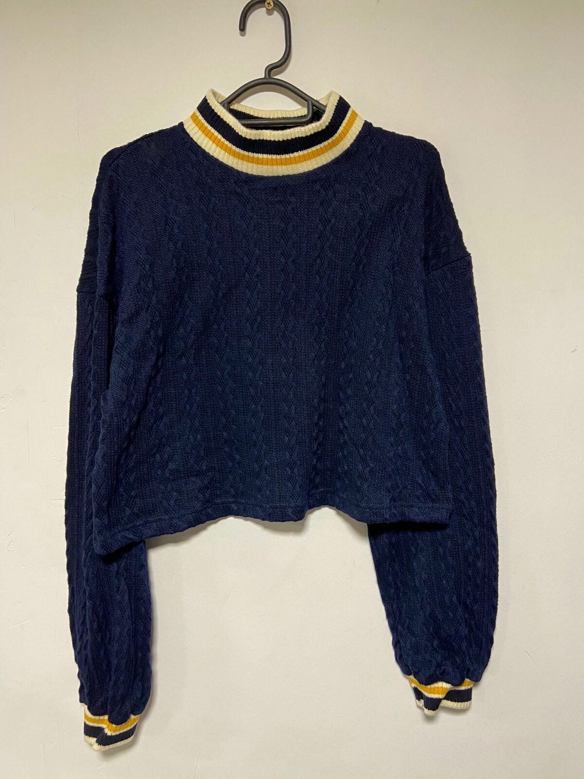 Buzo punto azul corto cuello linea amarilla