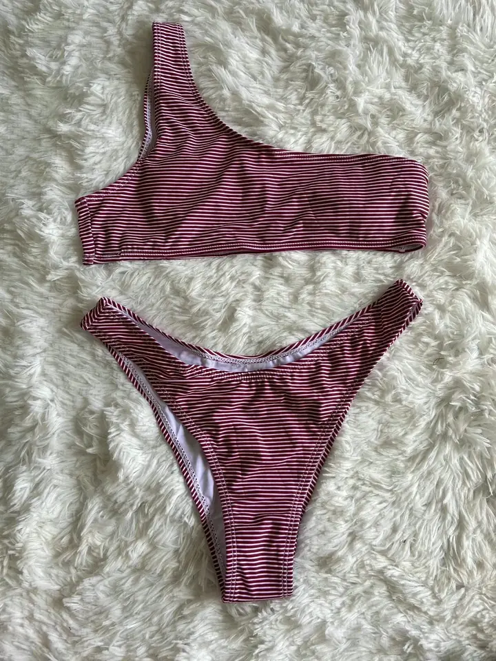 Bikini malla roja lineas blancas