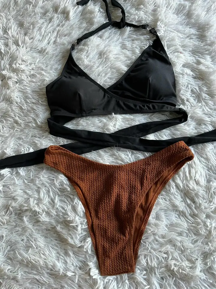 Bikini cruzado negro abajo marrón