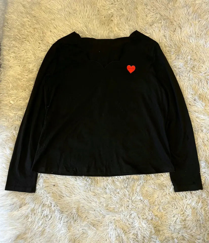 Remera negra con corazón diseño en escote