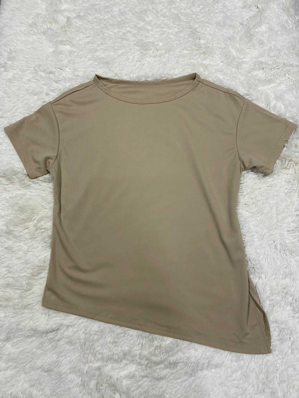 Remera beige corte en costado