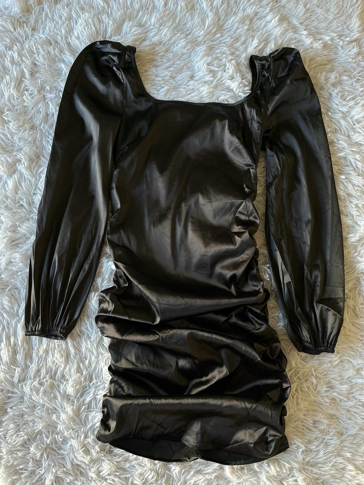 Vestido negro con fruncido