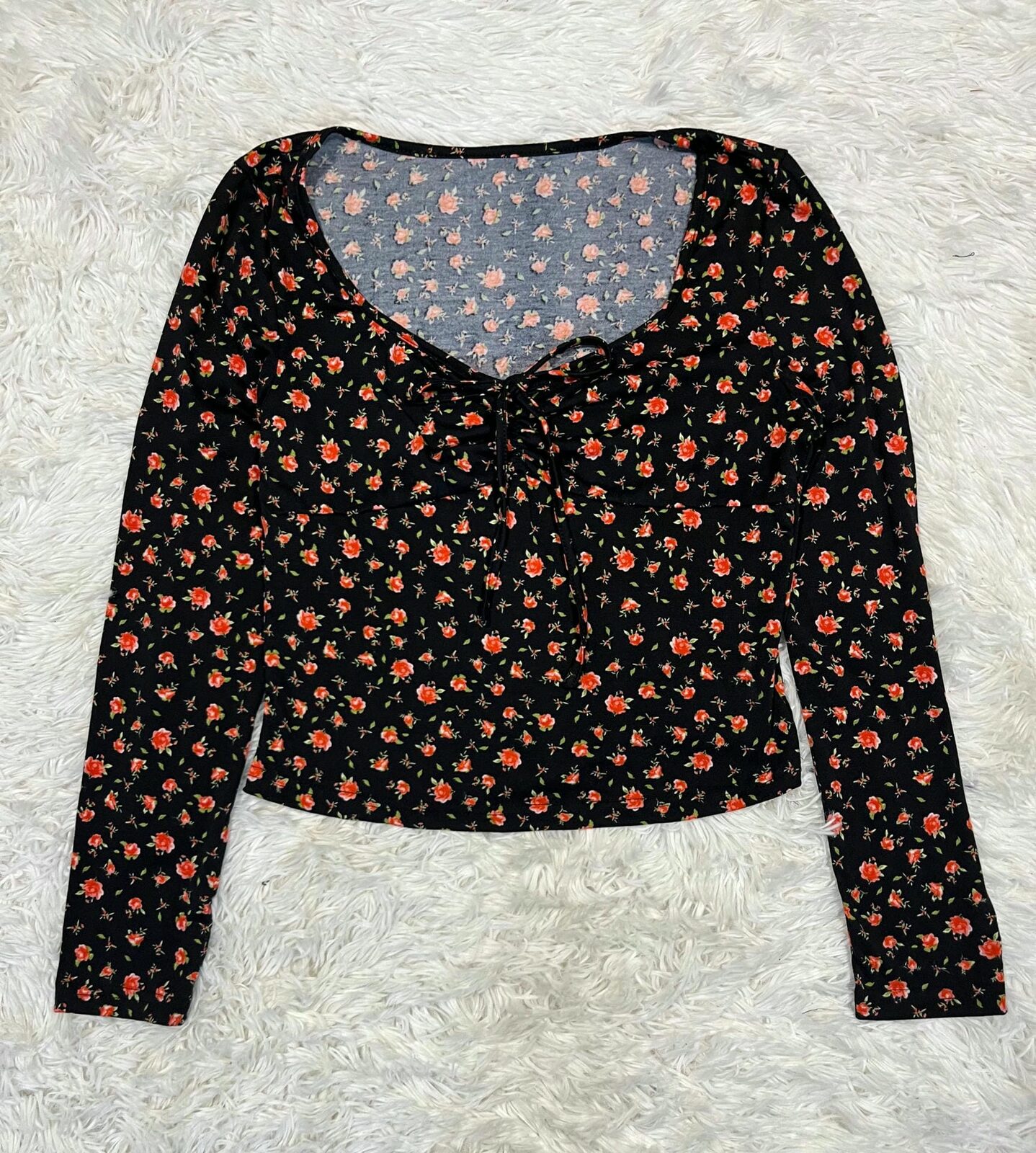 Remera floreada con lazo en escote
