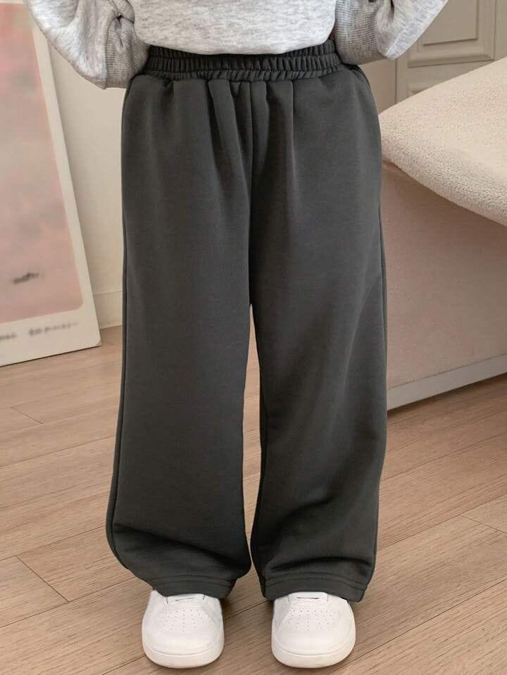 Pantalón recto deportivo gris con corte abajo