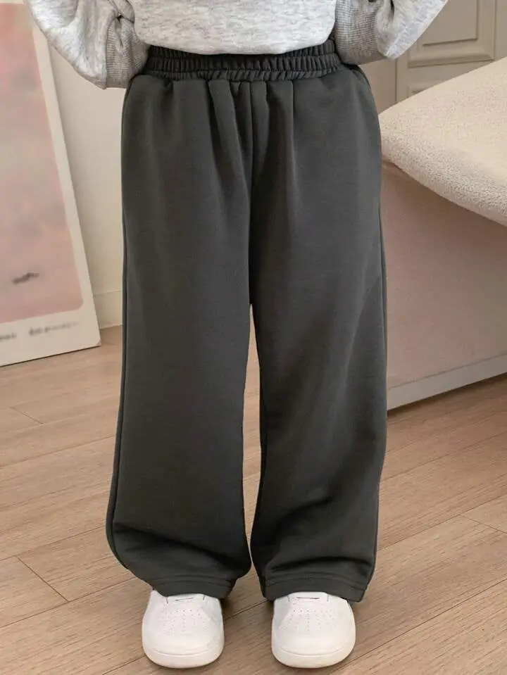 Pantalón recto deportivo gris con corte abajo