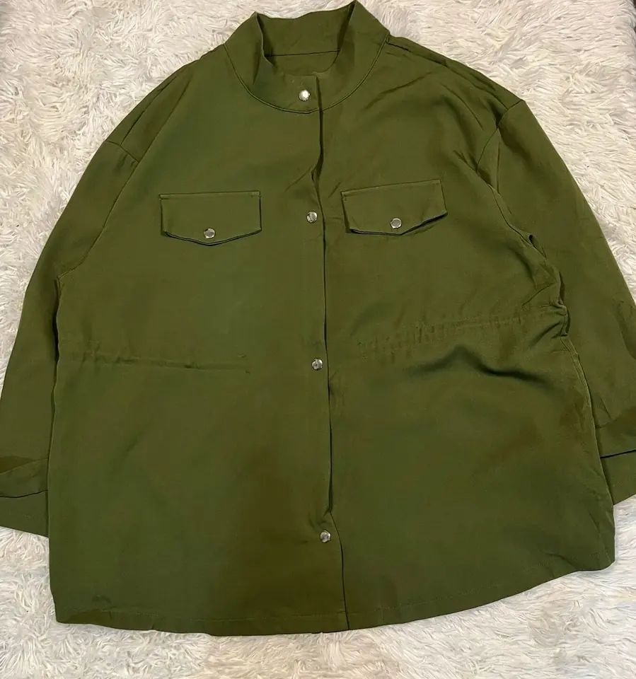 Camisa verde con ajuste en cintura