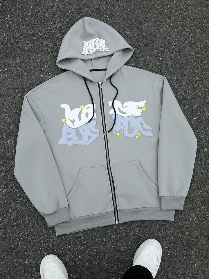 Campera gris con diseño letras blancas y celestes