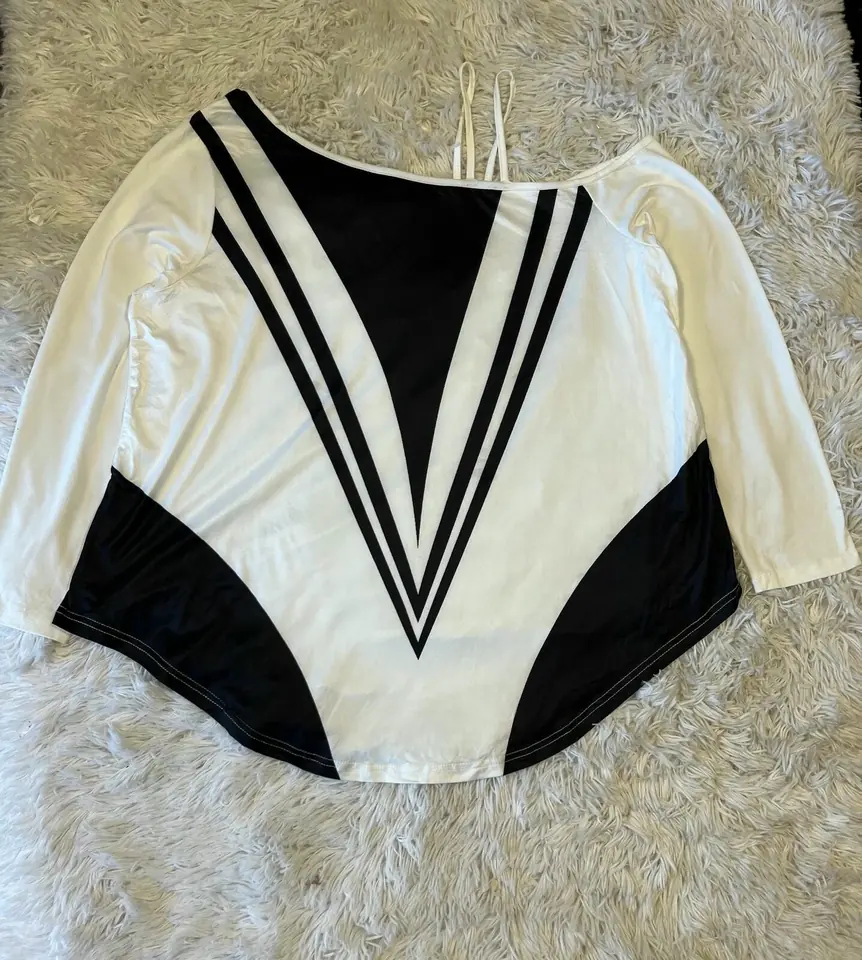 Remera blanca con negro hombro descubierto