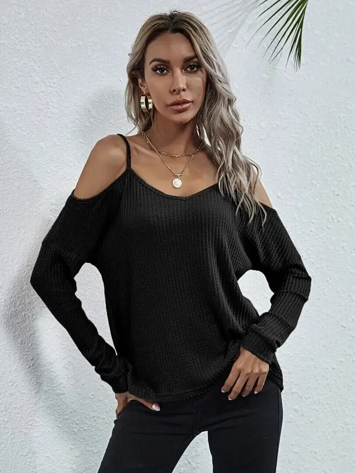 Remera hombros descubiertos negra SHEIN
