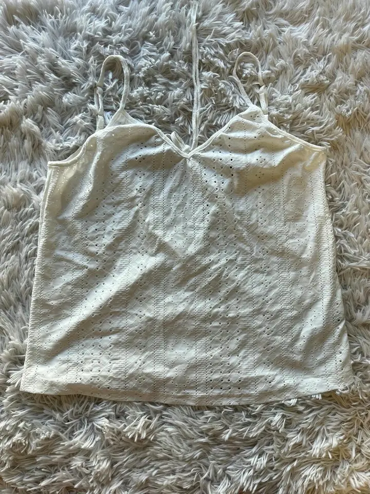 Musculosa blanca con detalles