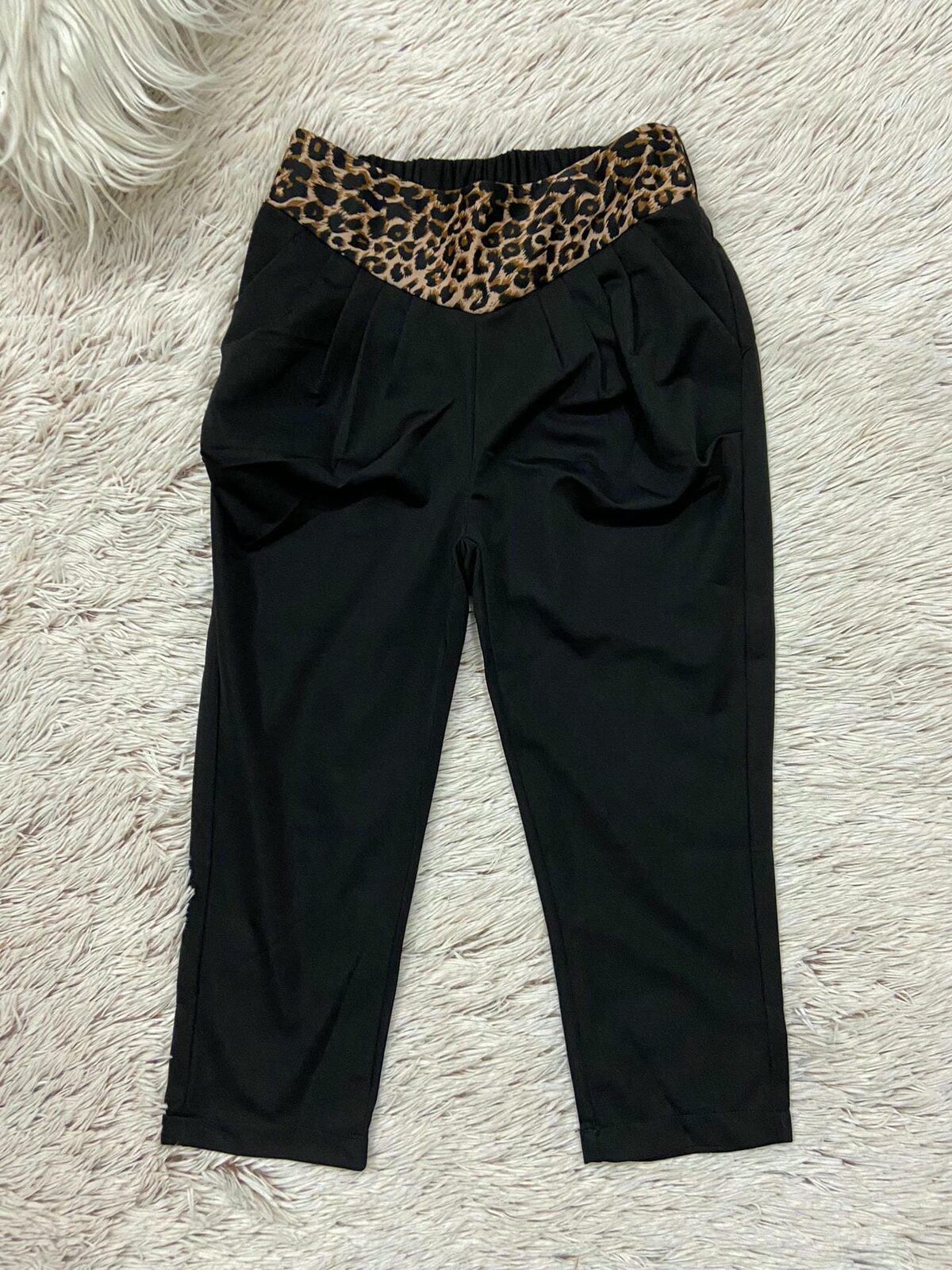 Capri negra con animal print SHEIN