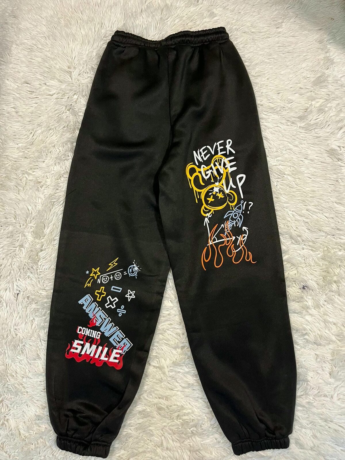 Pantalón jogger con diseño atras never give up oso