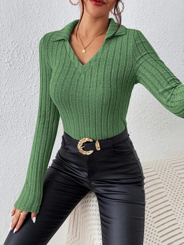 Remera verde canalé cuello polo escote v
