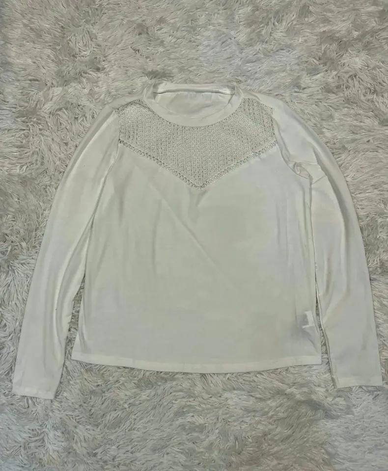 Remera blanca con calado