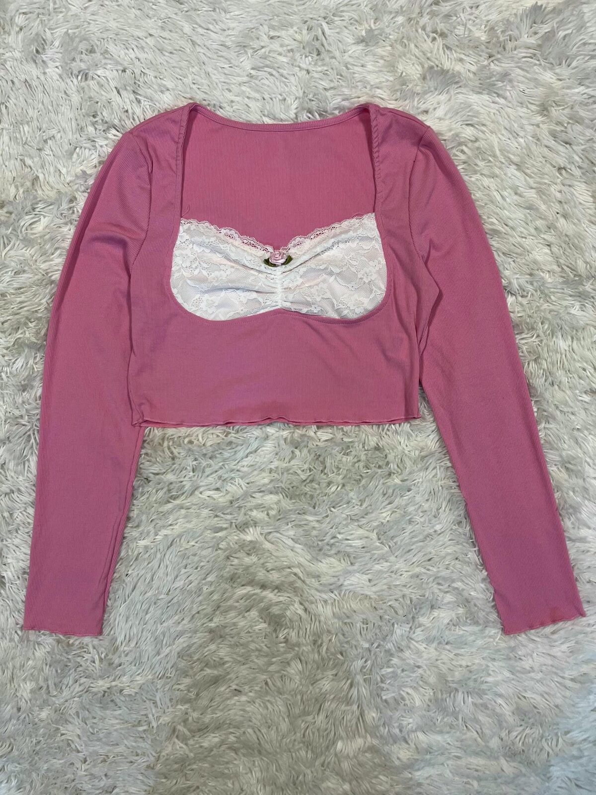 Top rosado escote con encaje y flor