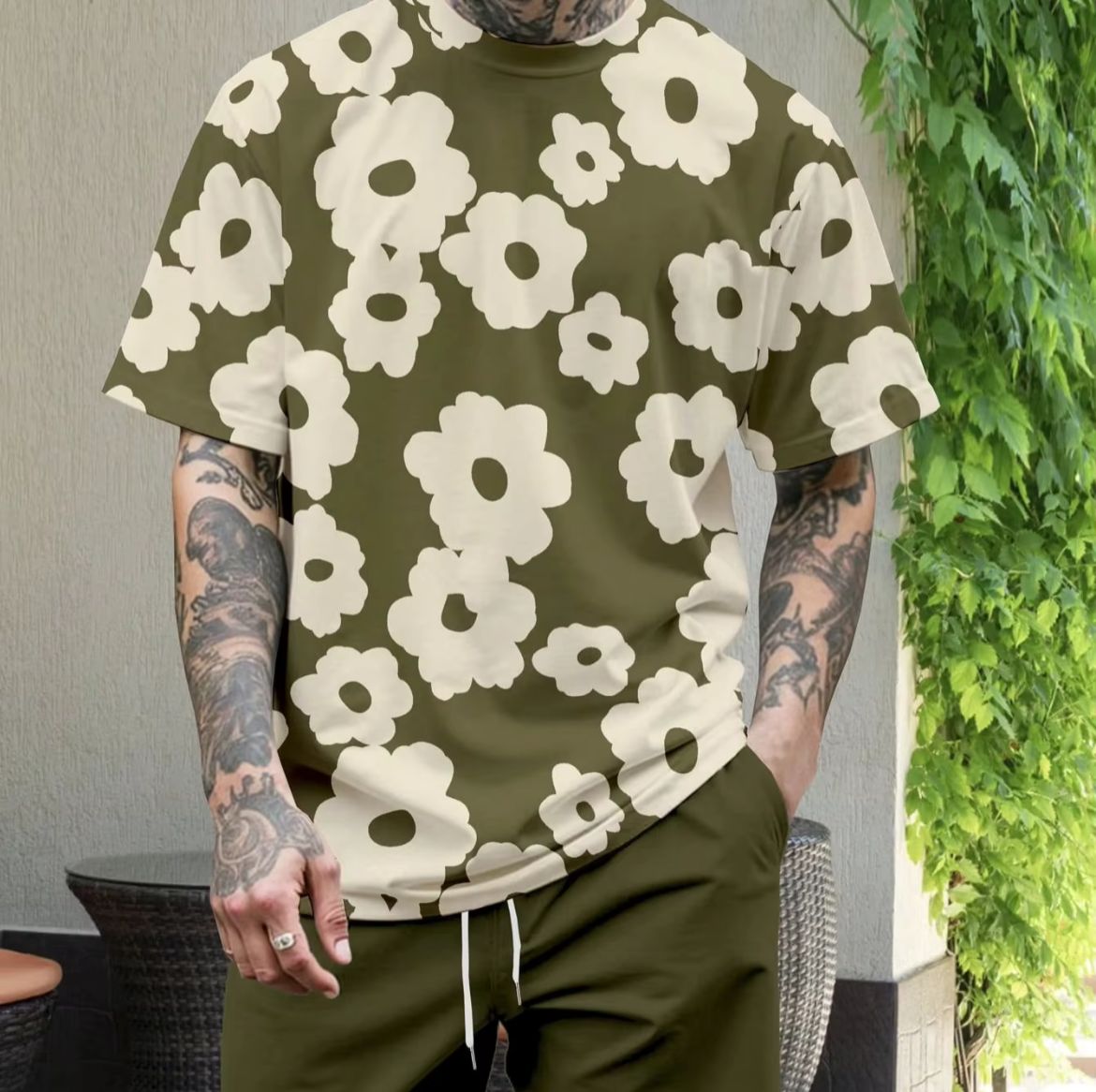 Remera hombre verde militar con flores