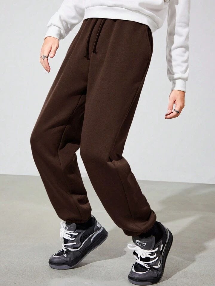 Pantalón jogger marrón con puño