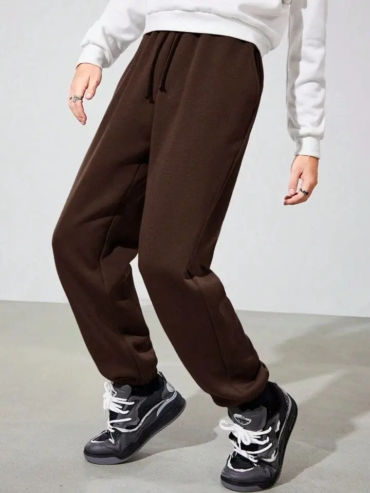 Pantalón jogger marrón con puño