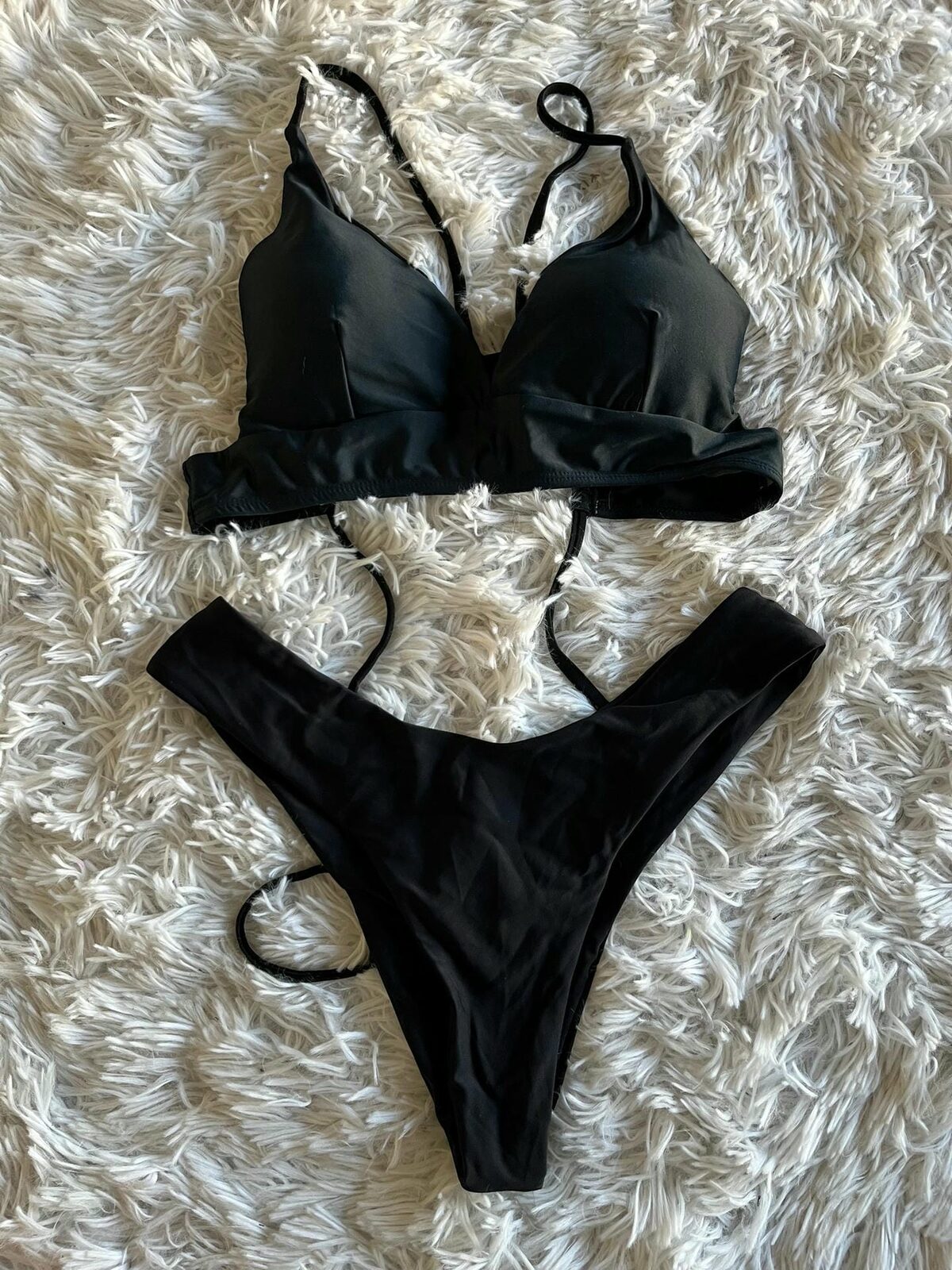 Bikini negra cruzada atras