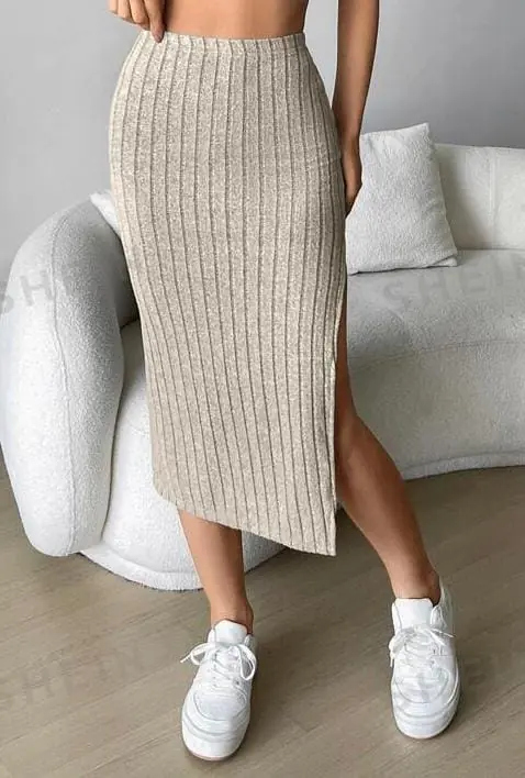 Falda beige jaspeada canalé con corte