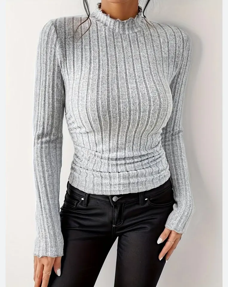 Remera gris cuello alto con roulette y fruncido a los costados canalé