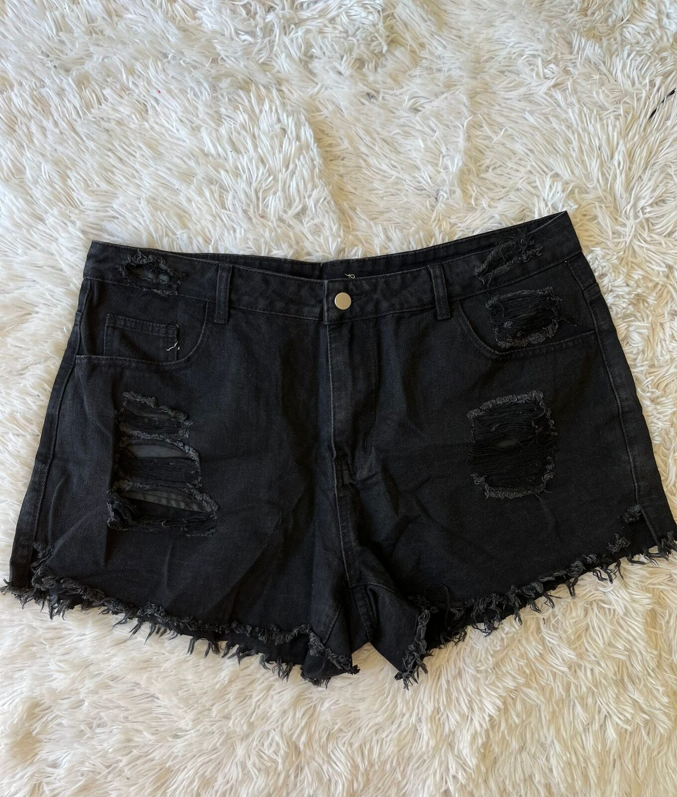 Short negro con roturas