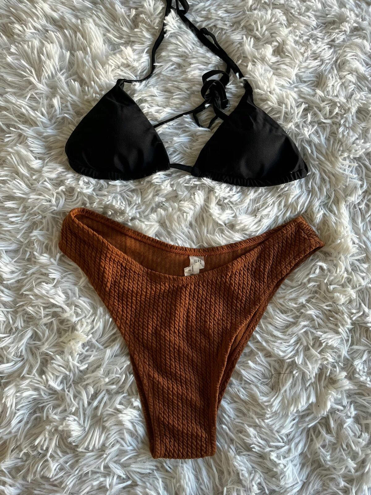 Bikini negra marrón abajo