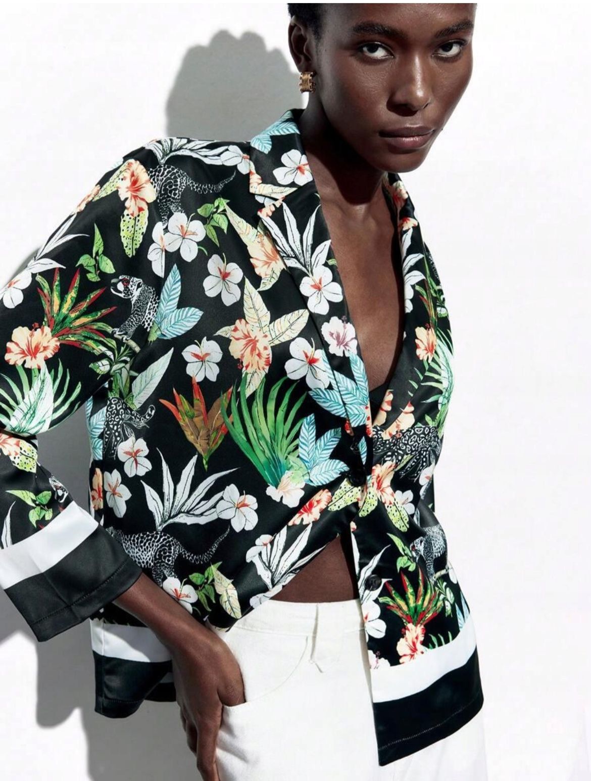 Blazer negro floreado linea blanca