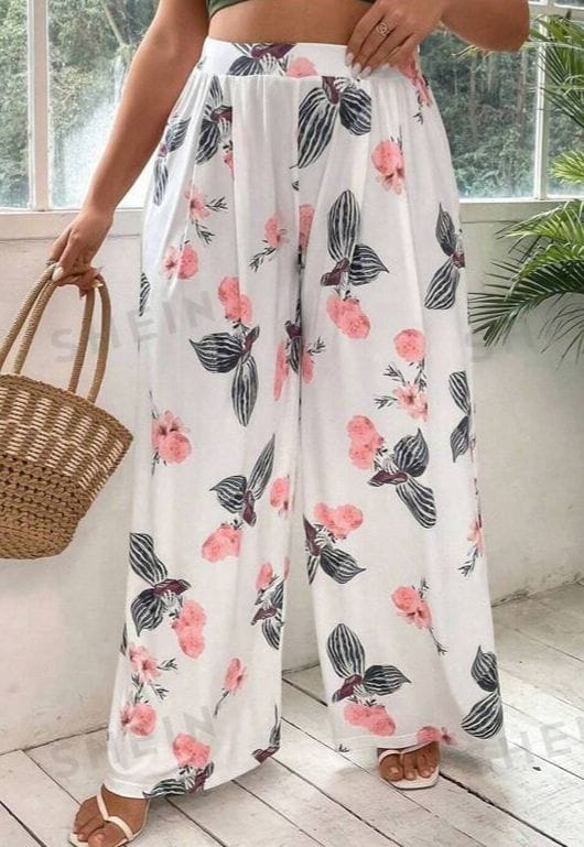 Palazo blanco con flores rosas y hojas