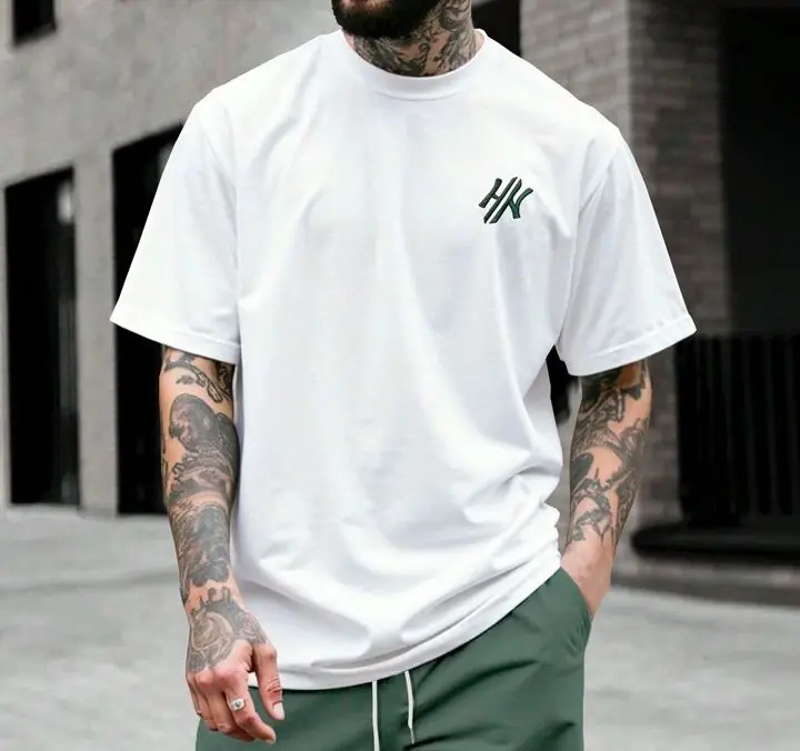 Remera blanca bordado verde h
