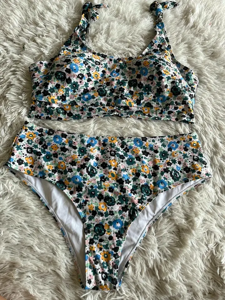 Bikini floreado verde,celeste y amarillo